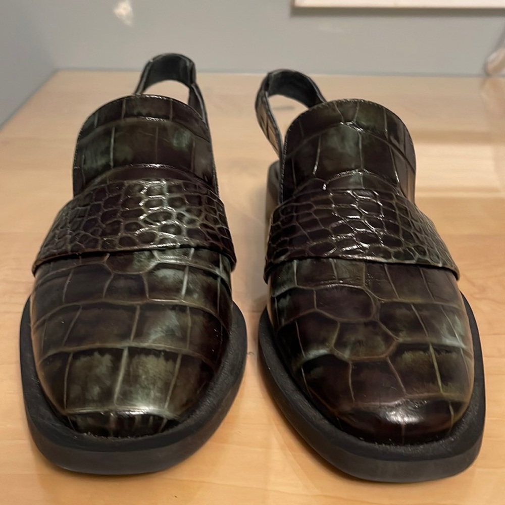 Free People brand new size 37 / 6.5 green croc embossed slides with heel strap